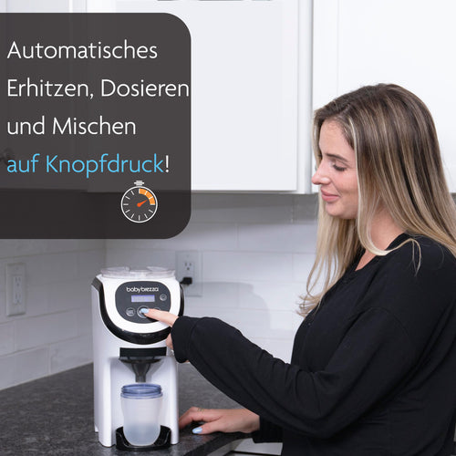 In ihrer Küche benutzt eine Frau den Baby Brezza.de Formula Pro Mini & Bottle Washer Pro. Mit einer Flasche darunter wartet die Maschine auf einen Knopfdruck zum automatischen Erhitzen, Dosieren und Mischen. Ein Textfeld mit deutschen Worten unterstreicht den Komfort und die Effizienz. - product thumbnail