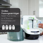 In der Küche präsentiert ein Baby Brezza.de Bottle Washer Pro mit geöffnetem Deckel Flaschen und Zubehör. Eine Hand hält eine Flasche neben dem Gerät, während ein deutscher Text auf die Kapazität von bis zu vier Flaschen hinweist. Damit ergänzt er Ihr Formula Pro Mini-Setup nahtlos. - product thumbnail