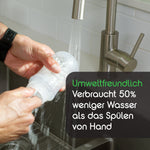 Eine Person spült eine Flasche unter fließendem Wasser aus. Der Text auf dem Bild lautet: „Umweltfreundlich mit dem Bottle Washer Pro von Baby Brezza.de – Verbraucht 50 % weniger Wasser als beim Spülen von Hand.“. - product thumbnail
