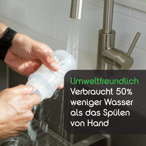 Eine Person spült eine Flasche unter fließendem Wasser aus. Der Text auf dem Bild lautet: „Umweltfreundlich mit dem Bottle Washer Pro von Baby Brezza.de – Verbraucht 50 % weniger Wasser als beim Spülen von Hand.“. - product thumbnail
