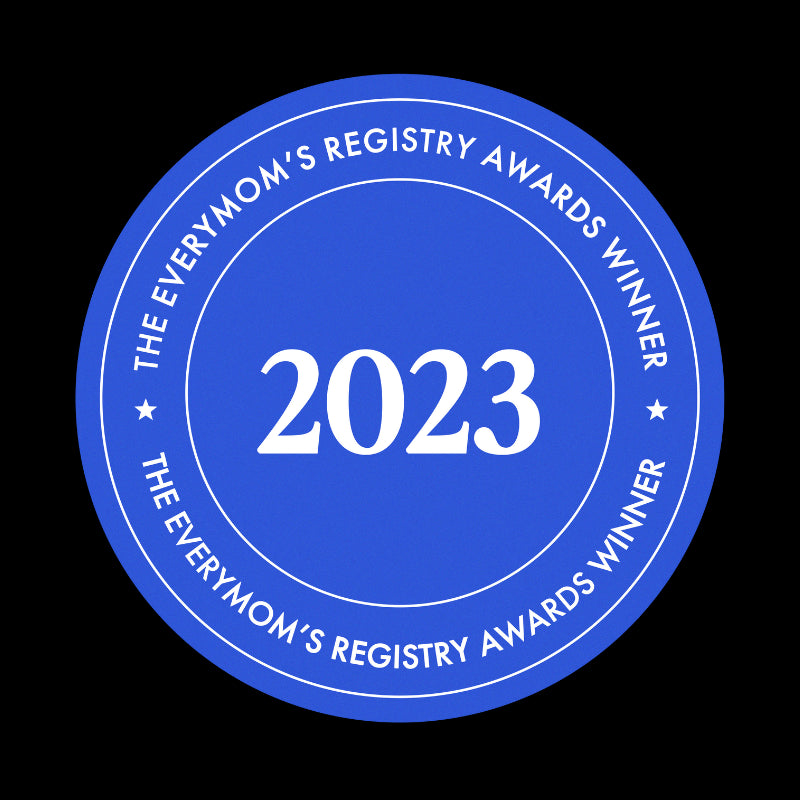 Blaues rundes Schild mit der Aufschrift „2023“ in der Mitte. Darum herum steht „Gewinner der Everymom's Registry Awards“. Wir feiern Innovationen wie Baby Brezza für die nahtlose Milchflaschenzubereitung, die den Komfort für Eltern überall neu definieren.