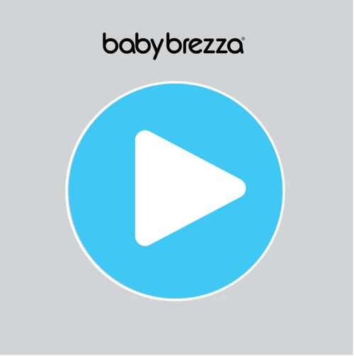 Auf grauem Hintergrund befindet sich zentriert ein blauer Kreis mit einem weißen Play-Button. Darüber steht „Babybrezza.de“ in schwarzer, abgerundeter Schrift und greift damit das schlichte Design der Formula Pro Advanced inkl. zusätzlichem Milchpulvertrichter auf. - product thumbnail