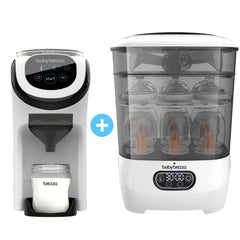 Das Display von Baby Brezza.de zeigt links den Formula Pro Mini-Nahrungsergänzungsspender und rechts den Sterilizer Dryer Advanced, beide mit modernen weißen und schwarzen Akzenten gestaltet, perfekt für jedes Kinderzimmer.