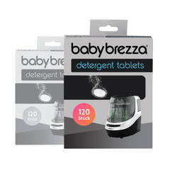 Abgebildet sind zwei Packungen Baby Brezza.de Bottle Washer Pro Reinigungstabletten – 240 Stück. Die vordere Packung ist farbig und zeigt eine sich in Wasser auflösende Tablette mit einem Spülmaschinenbild darunter. Der Text lautet „240 Stück“. Die zweite Packung, etwas dahinter, ist in Graustufen gehalten – perfekt passend zu Ihrem Bottle Washer Pro®.