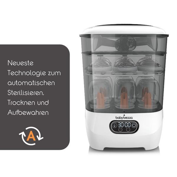 Dargestellt ist ein weiß-grauer Sterilisator mit Flaschen darin. Der deutsche Text lautet: „Neueste Technologie zum automatischen Sterilisieren, Trocknen und Aufbewahren.“ Der innovative Sterilisator-Trockner Advanced von Babybrezza.de bietet 4-in-1-Funktionalität und sorgt für Komfort für alle Eltern. - product thumbnail
