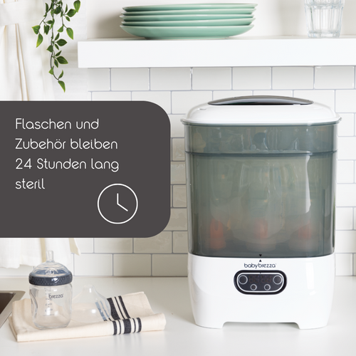 Der „Sterilizer Dryer Advanced“ von Babybrezza.de mit 4-in-1-Funktionalität steht neben einer sterilisierten Flasche auf der Küchentheke. Der deutsche Text lautet: „Flaschen und Zubehör bleiben 24 Stunden lang steril“, was bedeutet, dass Flaschen und Zubehör 24 Stunden lang steril bleiben. - product thumbnail