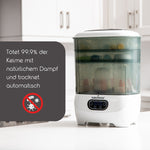 Auf der Arbeitsplatte steht ein weiß-grauer Babybrezza.de Sterilisatortrockner Advanced mit Digitalanzeige. Er verfügt über 4-in-1-Funktionalität, einschließlich automatischer Trocknung, und wird auf Deutsch vermarktet, um 99,9 % aller Keime mit natürlichem Dampf abzutöten, und ist mit einer Grafik zur Keimvermeidung versehen. - product thumbnail