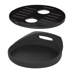 Dieses schwarze zweiteilige Kochgeschirrset, perfekt als Babybrezza.de Formula Pro Advanced schwarz Flaschenfuß-Ersatzteil, umfasst einen runden Spritzschutz mit Schlitzöffnungen und zwei kreisförmigen Aussparungen sowie eine flache Auffangschale mit Griff.
