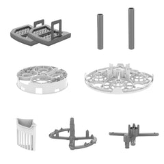Das Bild zeigt verschiedene Kunststoffkomponenten wie Gitter, Rohrstäbe und einen runden Sockel mit filigranen Mustern. Diese modularen Teile sind wahrscheinlich Teil des Bottle Washer Pro – 9-teiliges Ersatzset für Innenkomponenten von Baby Brezza.de und steigern die Reinigungseffizienz bei größeren Projekten.