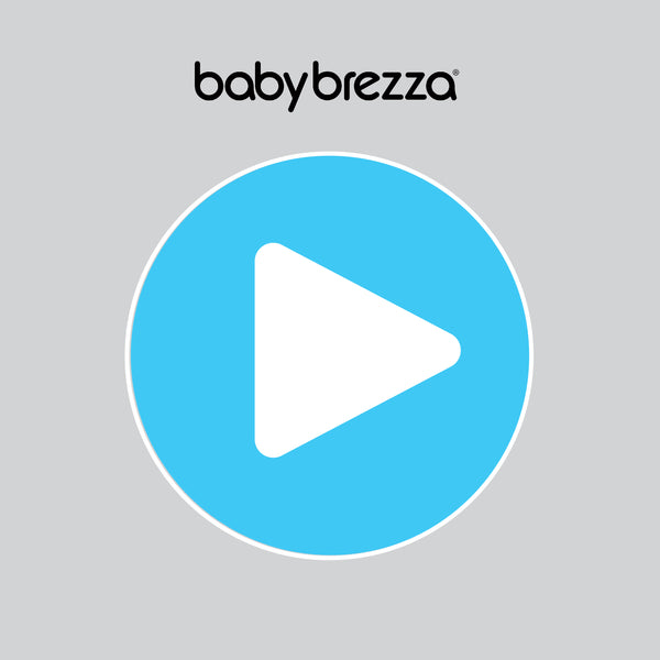 Ein großer weißer Play-Button in einem blauen Kreis ist auf einem hellgrauen Hintergrund zentriert, mit „Babybrezza.de“ darüber – und präsentiert die kompakte Formula Pro Mini: Babyflaschen unterwegs zubereiten und ihre bewährte Mischtechnologie. - product thumbnail