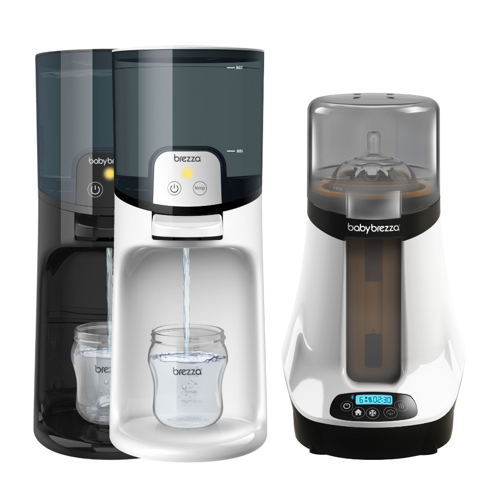 Es werden zwei Maschinen für Babynahrung ausgestellt. Eine mit der Aufschrift „Brezza“ hat einen transparenten Bereich, in dem Wasser in ein Gefäß gegeben wird. Die andere mit der Aufschrift „Baby Brezza“ zeigt ihre Fähigkeiten bei der Babynahrungszubereitung mit einer digitalen Anzeige von „6:10“ und „2:30“ neben einer durchsichtigen oberen Kammer.