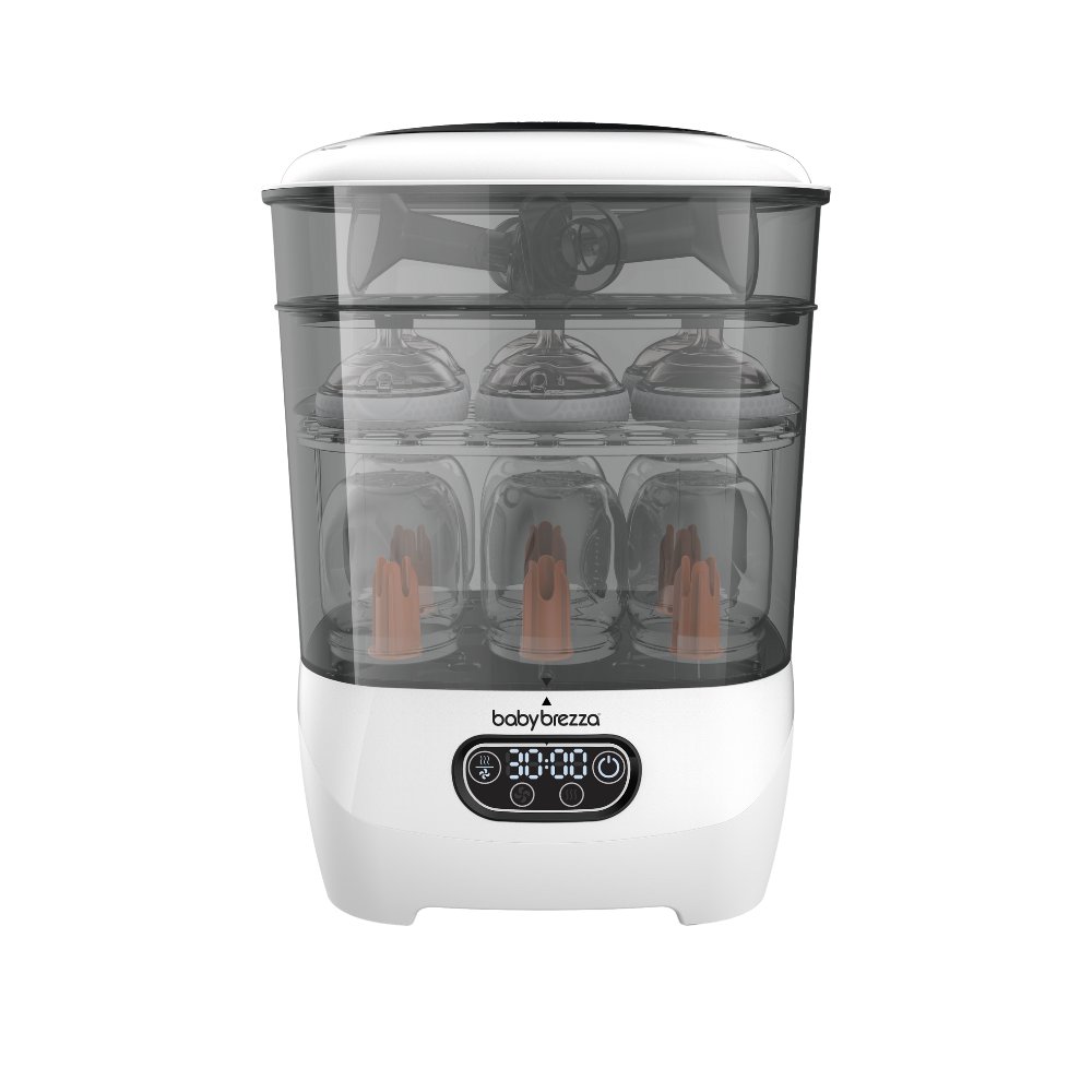 Ein weiß-grauer Baby Brezza Flaschensterilisator mit einer digitalen Anzeige auf der Vorderseite. Die Ablagen im Inneren bieten Platz für mehrere sterilisierte Babyflaschen kopfüber. Der Markenname ist prominent über der Anzeige angebracht, was ihn zu einem herausragenden Produkt unter den Babyprodukten für die bequeme Milchflaschenzubereitung macht.
