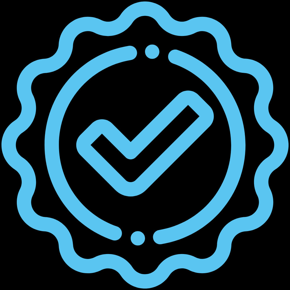 Ein blaues Häkchensymbol mit gewelltem Rand, das an ein Abzeichen oder Gütesiegel für vertrauenswürdige Babyprodukte erinnert, auf transparentem Hintergrund.