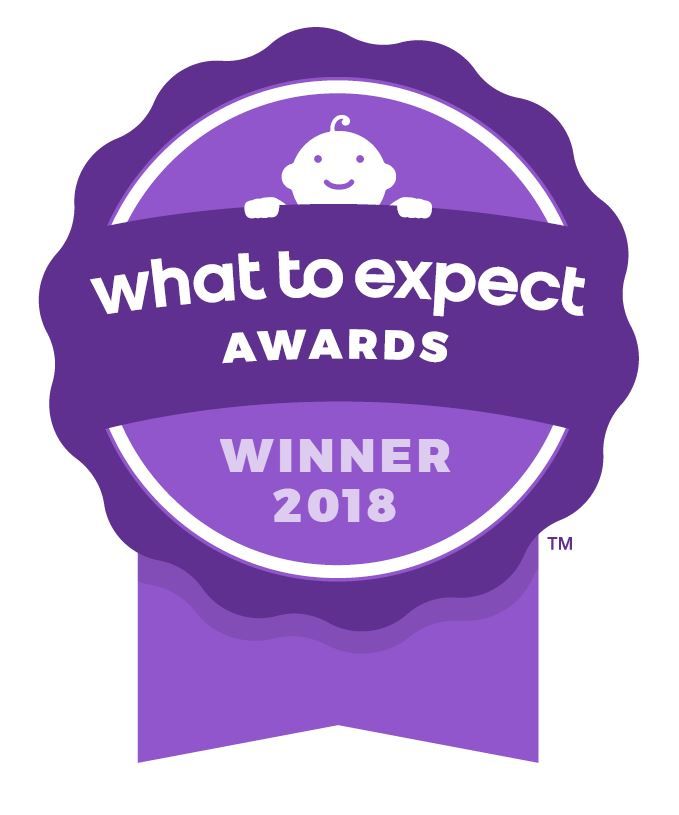 Lilafarbenes Abzeichen mit einem Cartoon-Baby, das über ein Banner mit der Aufschrift „What to expect AWARDS WINNER 2018“ lugt und herausragende Baby Brezza-Innovationen für eine mühelose Milchflaschenzubereitung würdigt.