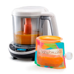 Ein Baby Brezza Food Maker Deluxe: Der Babynahrungszubereiter, gefüllt mit pürierter Orangen-Babynahrung, steht neben einem bunten Beutel mit der Aufschrift „Baby Brezza.de“. Sein spülmaschinenfestes Design vereinfacht die Reinigung und erleichtert so die Essenszubereitung für vielbeschäftigte Eltern. - product thumbnail