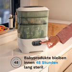 Eine Hand drückt einen Knopf am Babybrezza.de Sterilizer Dryer Advanced, der mit Babyflaschen gefüllt ist. Deutsche Textanzeige: „Babyprodukte bleiben innen 48 Stunden lang steril.“ Ein blaues „48“-Icon erscheint in der Ecke. - product thumbnail
